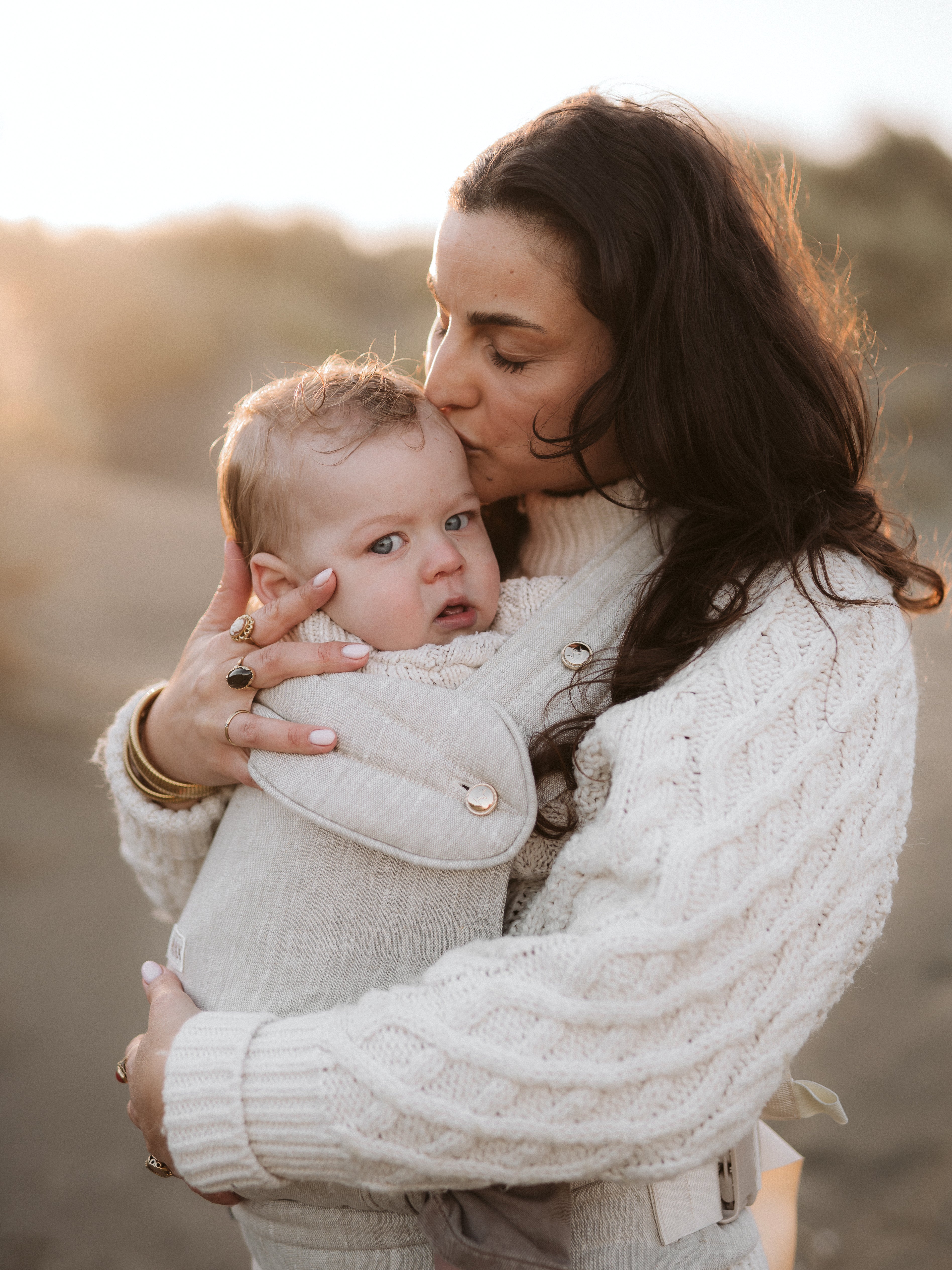 Moeder draagt haar newborn in een ergonomische VOUXX draagzak