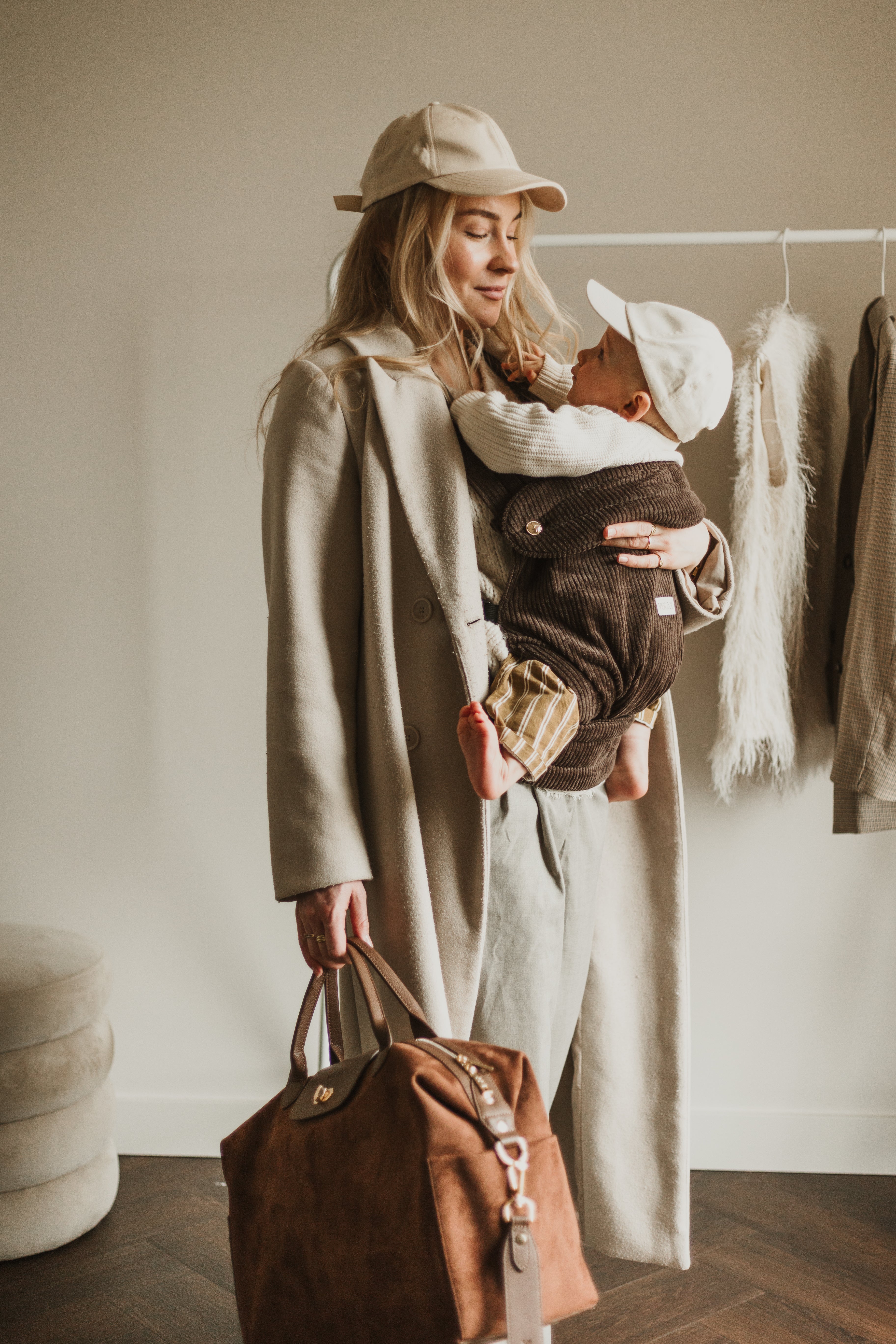 Moeder met haar baby in een VOUXX draagzak