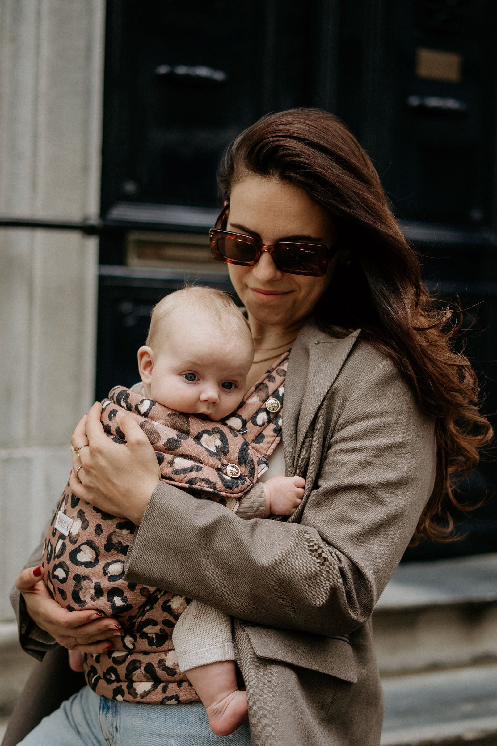 Baby draagzak luipaard bruin vouxx ergonomisch gecertificeerd 